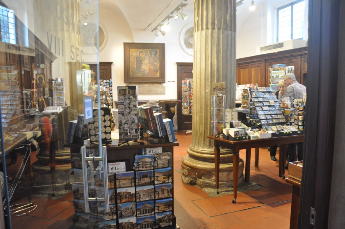 Souvenir shop - Piazza di Santa Cecilia, 22 - Rome - Italy