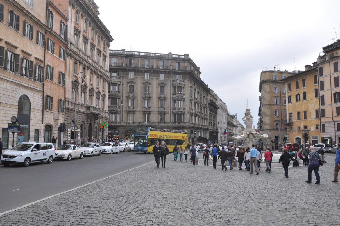 Many major streets join together in Piazza Barberini Many major streets join together in Piazza Barberini