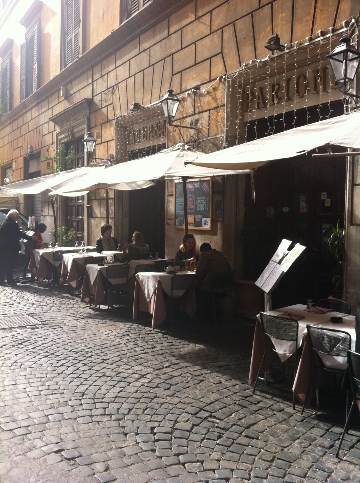 Taverna Parione strongly recommends you to try the pizza which Italians call camicia, just imagine a round pizza that gets folded and put in the oven